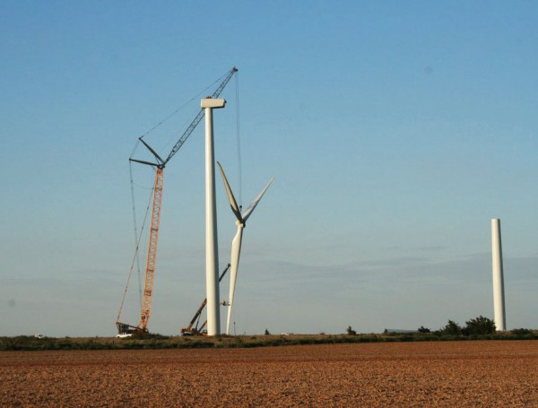 Mammoth wind farms are expected to dot the plains of Oklahoma, the prairies of Wyoming and the scrublands of eastern New Mexico and Western Texas, generating thousands of megawatts of power in the next decade.