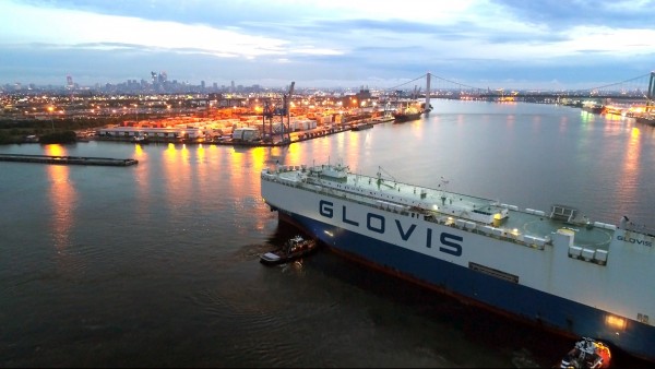 The m/v GLOVIS Comet heads to the Port of Philadelphia’s new Pier 122 auto berth, which provides PhilaPort its second quay for import and export of vehicles and other roll-on/roll-off cargos.