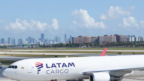 https://www.ajot.com/images/uploads/article/758-latam-plane.jpg