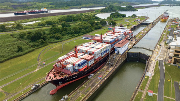 https://www.ajot.com/images/uploads/article/764-ocean-carrier-panama-canal-locks.jpg