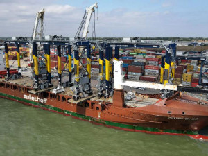 https://www.ajot.com/images/uploads/article/Electric-Rubber-Tyred-Gantry-Cranes_Port-of-Felixstowe.jpg