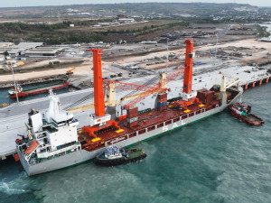 https://www.ajot.com/images/uploads/article/Konecranes-Gottwald-post-Panamax-ESP.8-mobile-harbor-cranes-%28MHC%29_.jpg