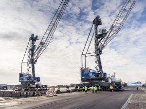 https://www.ajot.com/images/uploads/article/liebherr-lhm-420-mobile-harbour-crane-for-epas-emden-germany.jpeg