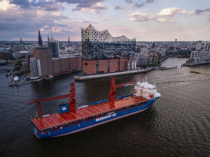 https://www.ajot.com/images/uploads/article/United-Heavy-Lift-Vessel_Port-of-Hamburg_.jpg